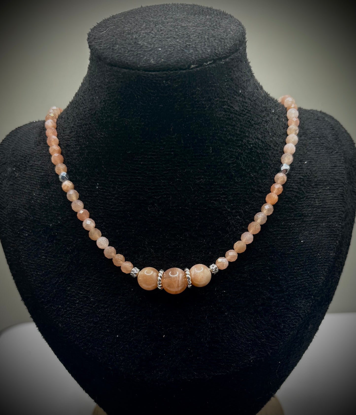 HOA Слънчев камък: Лъчът на Радостта - дамско колие с фасетиран Слънчев камък