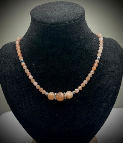 HOA Слънчев камък: Лъчът на Радостта - дамско колие с фасетиран Слънчев камък