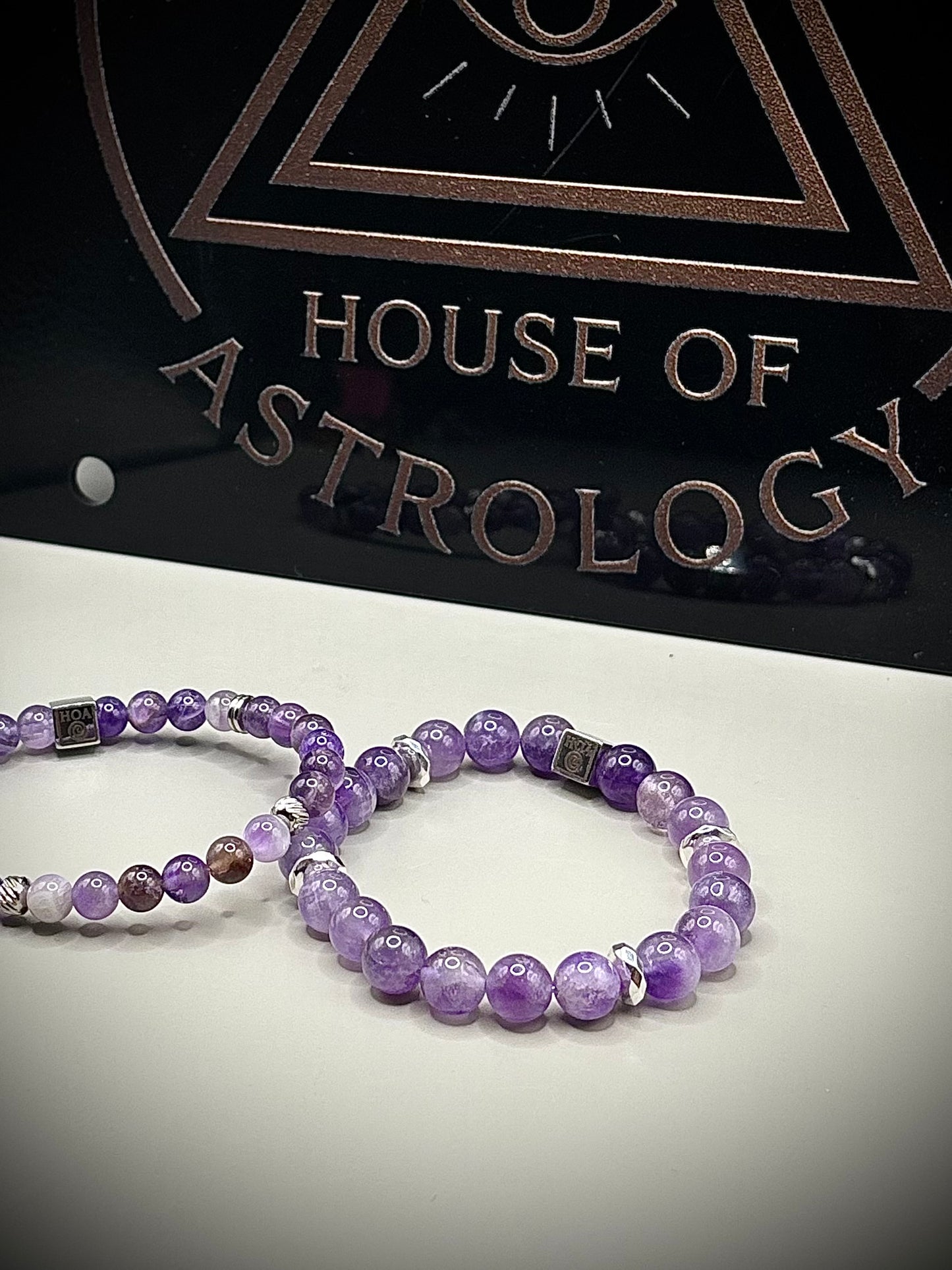 Дамска енергийна гривна от естествен лилав аметист, ръчно изработена с гладки полирани мъниста, подходяща за подарък и медитация.