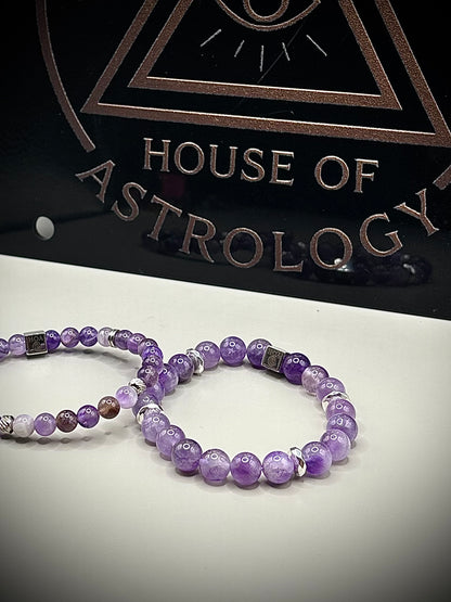 Дамска енергийна гривна от естествен лилав аметист, ръчно изработена с гладки полирани мъниста, подходяща за подарък и медитация.