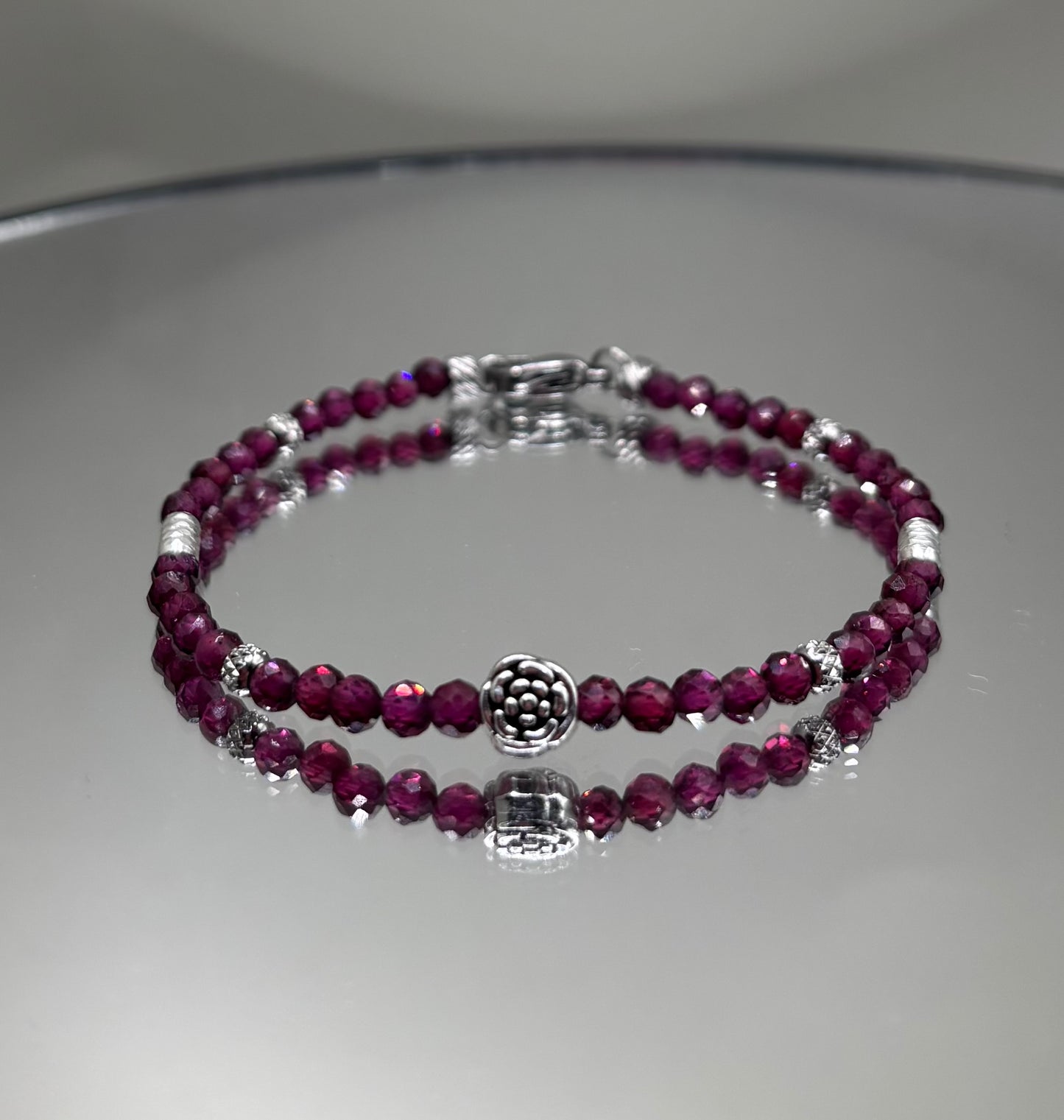 Ръчно изработена гривна от естествен гранат с фасетирани мъниста и метален елемент, елегантно бижу в тъмен стил с дълбок червен цвят