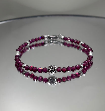 Ръчно изработена гривна от естествен гранат с фасетирани мъниста и метален елемент, елегантно бижу в тъмен стил с дълбок червен цвят