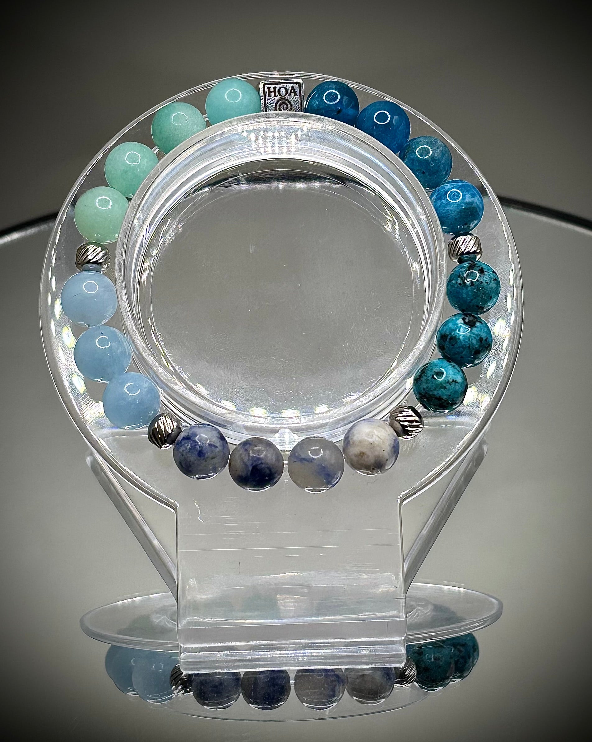 Гривна HOA „Пета Чакра“ от естествени камъни, ръчно изработена. Амазонит, аквамарин и апатит в хармонична композиция за изразяване и яснота.