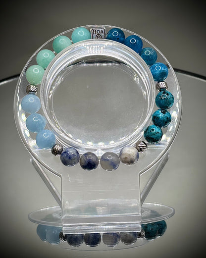 Гривна HOA „Пета Чакра“ от естествени камъни, ръчно изработена. Амазонит, аквамарин и апатит в хармонична композиция за изразяване и яснота.