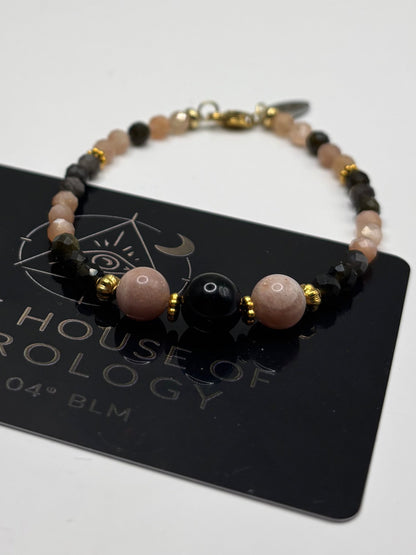 Ръчно изработена гривна от естествен слънчев камък и обсидиан с фасетирани мъниста и златни метални елементи, елегантно бижу с топъл блясък и дълбок черен контраст