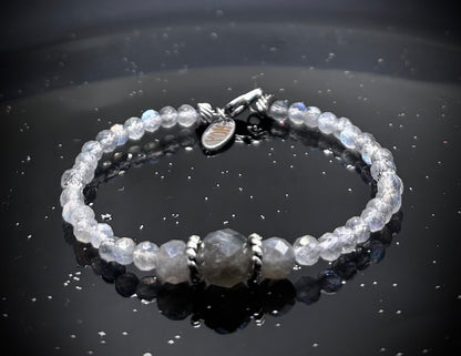 HOA Лабрадорит: Скритият Код - дамска гривна с фасетиран Лабрадорит