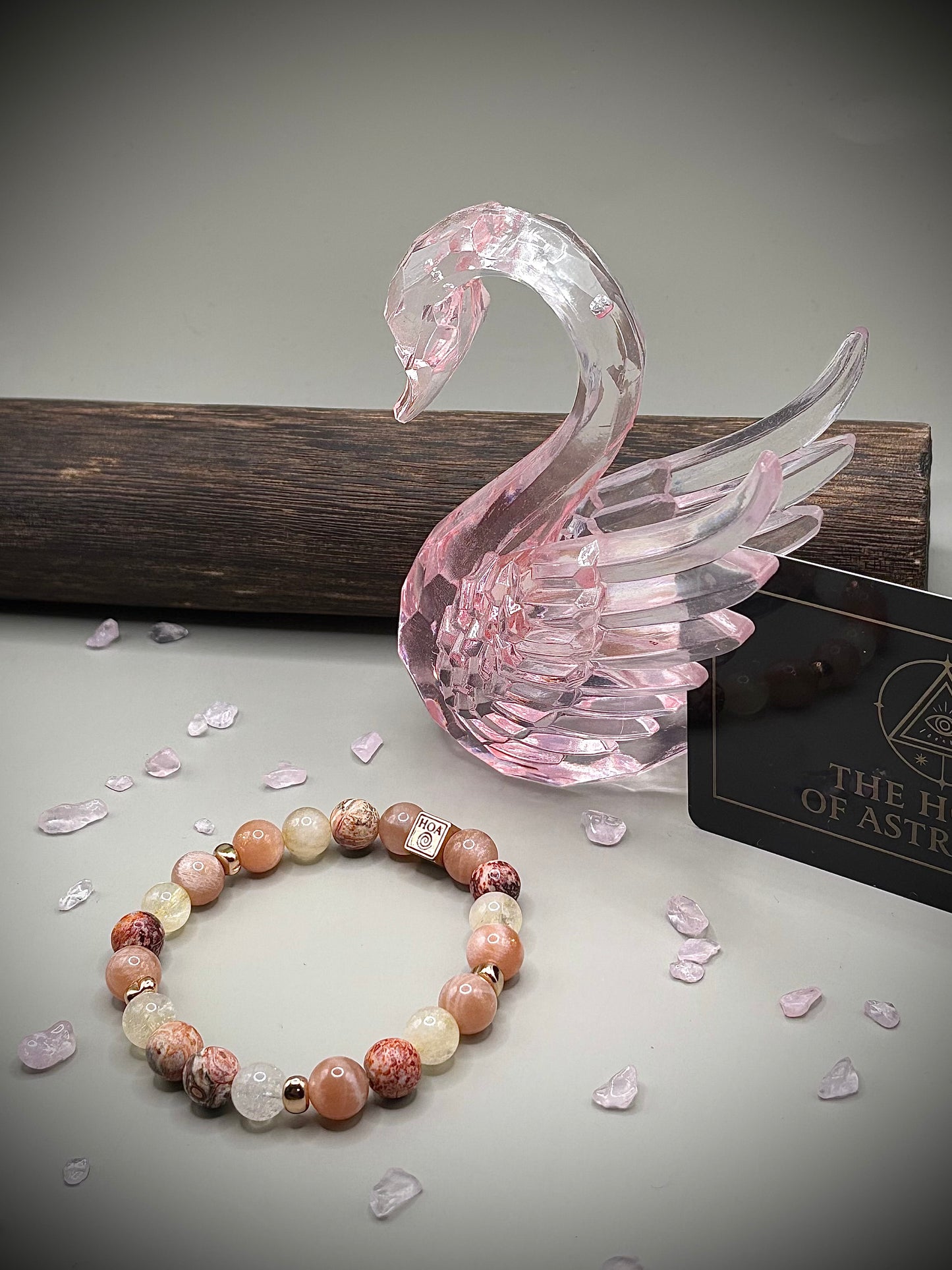 Гривна HOA „Вътрешно Слънце“ от естествени камъни, ръчно изработена. Леопардов яспис, цитрин и слънчев камък в топла и сияйна композиция.