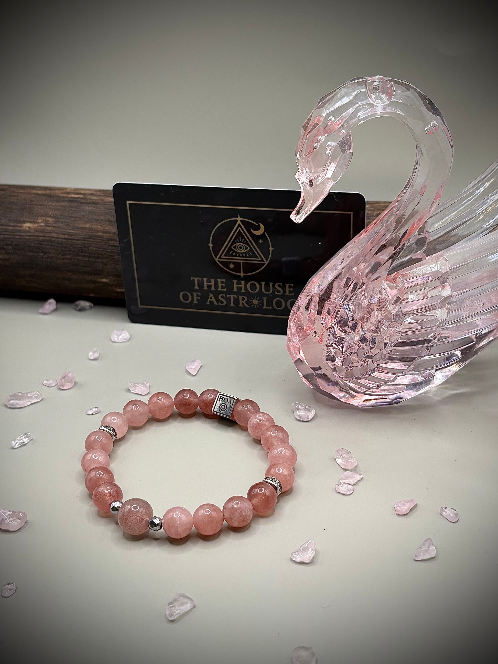 Гривна HOA „Ягодов кварц“ от естествени камъни, ръчно изработена. Ягодов кварц в изчистен и елегантен дизайн.