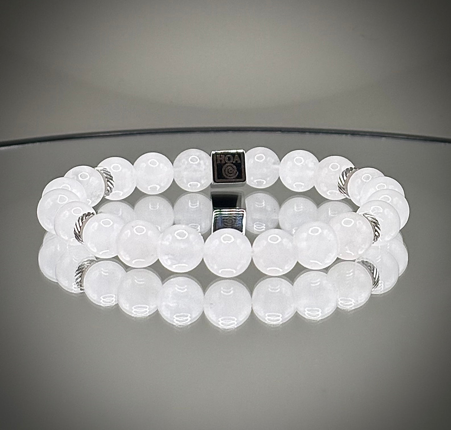 Фина дамска гривна от истински лунен камък с характерен мистичен синкав блясък, перфектен нежен аксесоар от естествени минерали.