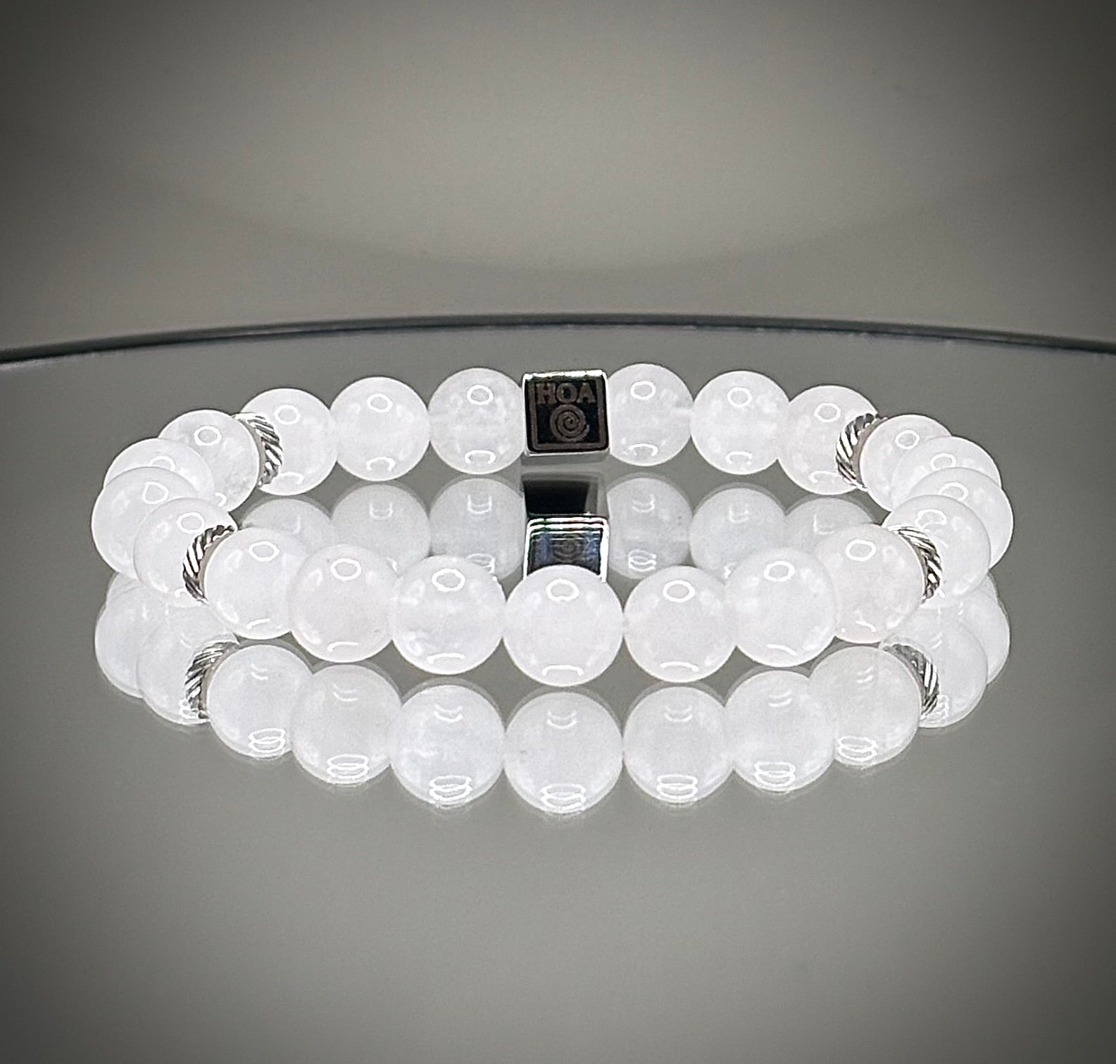 Фина дамска гривна от истински лунен камък с характерен мистичен синкав блясък, перфектен нежен аксесоар от естествени минерали.