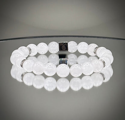 Фина дамска гривна от истински лунен камък с характерен мистичен синкав блясък, перфектен нежен аксесоар от естествени минерали.