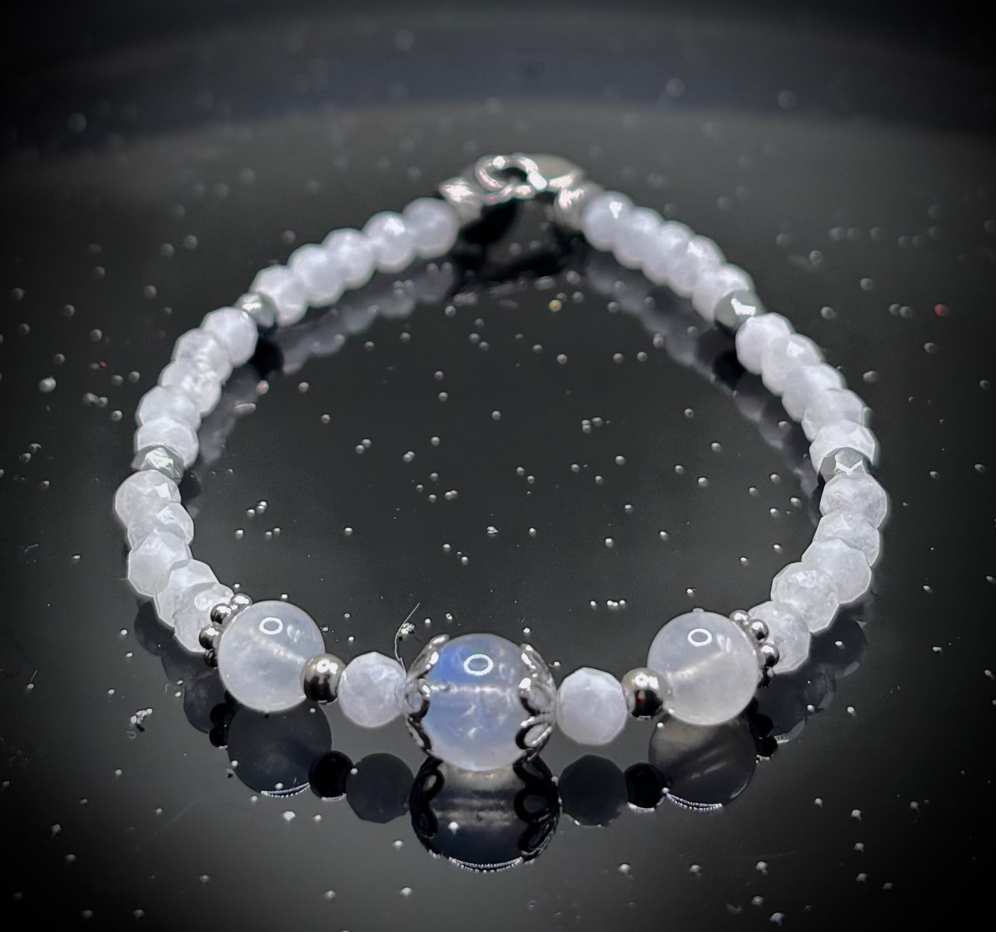 HOA Лунен камък: Небесен Ореол - дамска гривна с фасетиран Лунен камък