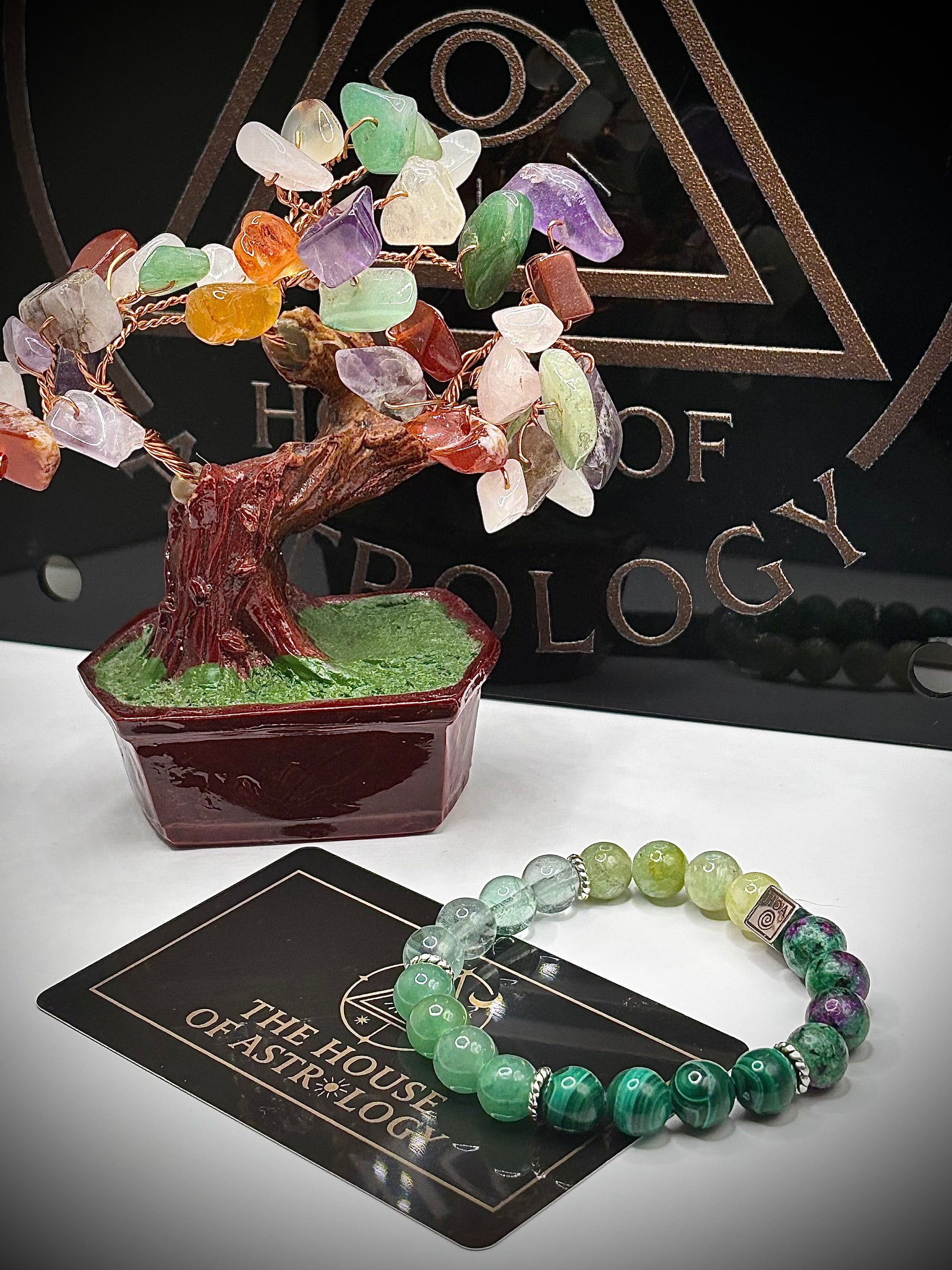 Гривна HOA „Четвърта Чакра“ от естествени камъни, ръчно изработена. Авантюрин, малахит и зелен флуорит в хармонична композиция за сърце и баланс.