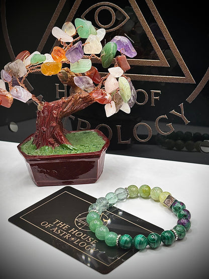 Гривна HOA „Четвърта Чакра“ от естествени камъни, ръчно изработена. Авантюрин, малахит и зелен флуорит в хармонична композиция за сърце и баланс.