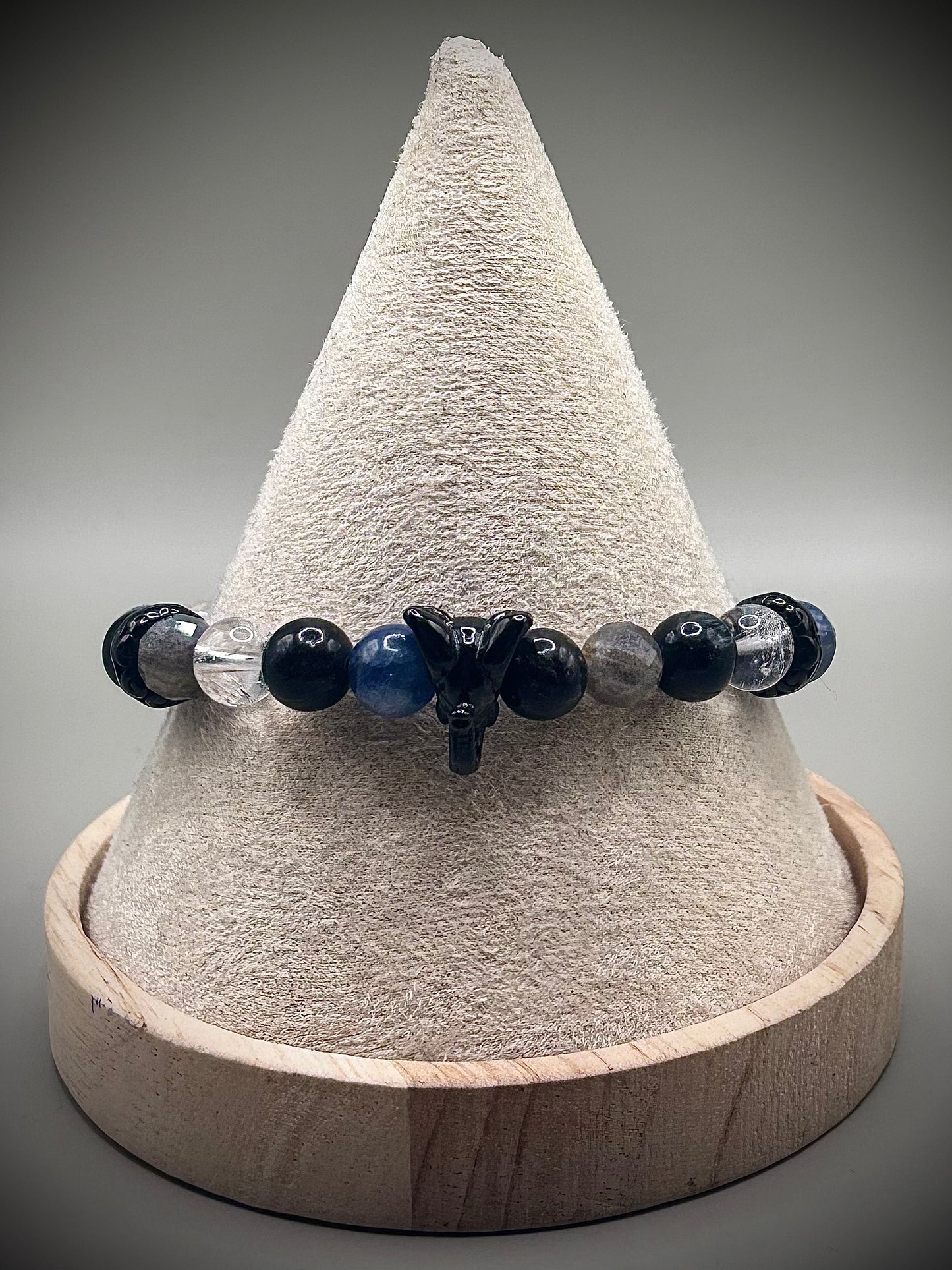 Луксозно енергийно бижу, мъжка гривна от естествени кристали – Кианит, Лемурийски кристал, Астрофилит, Лабрадорит. Ексклузивна колекция Лемурия на House of Astrology.