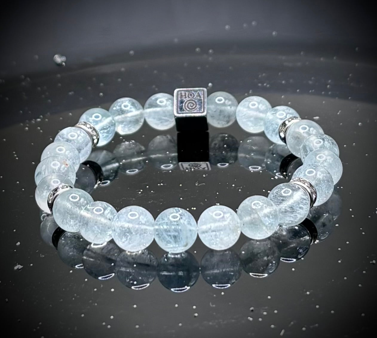 Гривна HOA „Аквамарин“ от естествени камъни, ръчно изработена. Висок клас аквамарин в нежен и свеж стил.