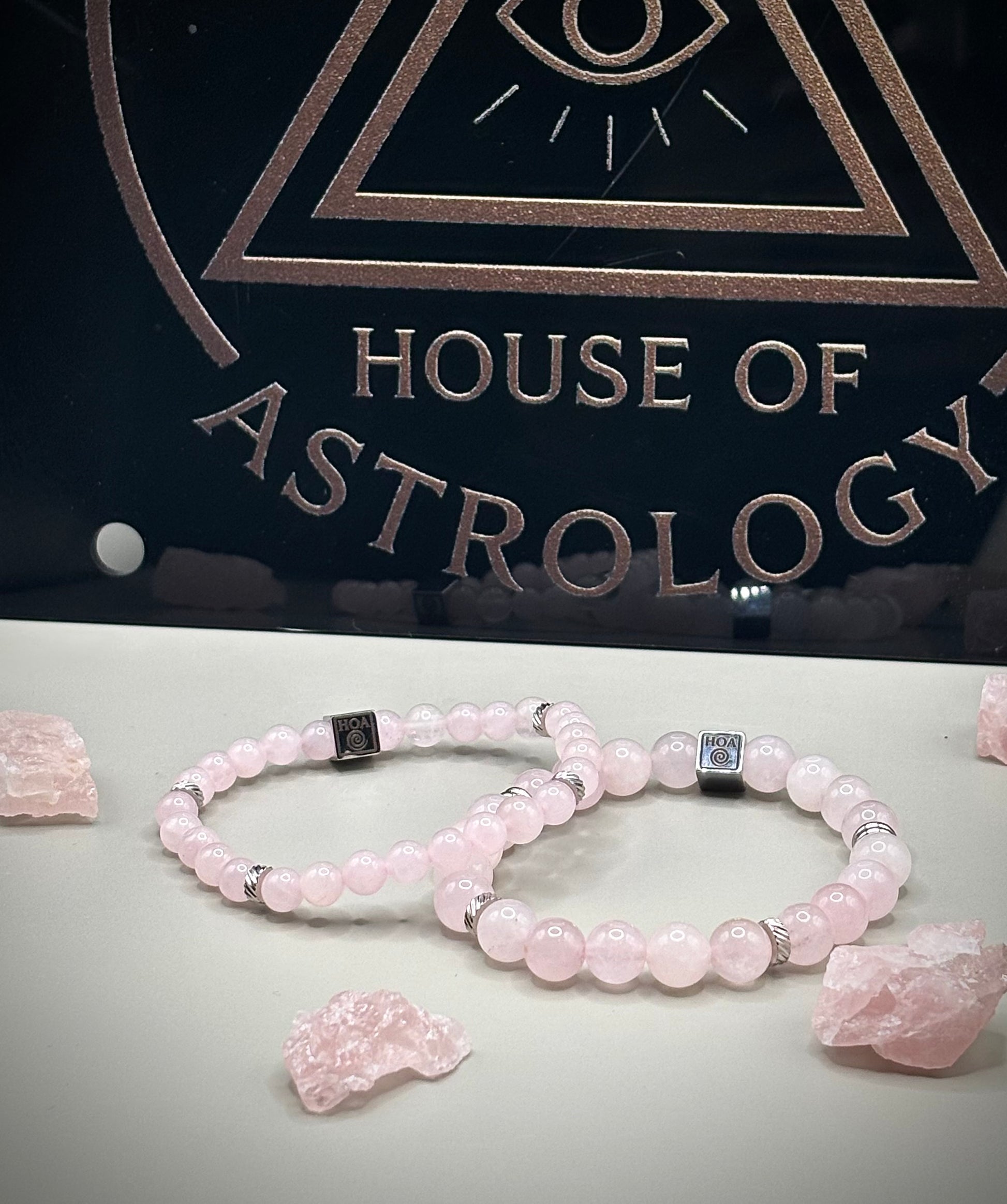 Нежна ръчно изработена гривна от истински розов кварц в пастелни тонове, идеално ежедневно дамско бижу за привличане на любов.