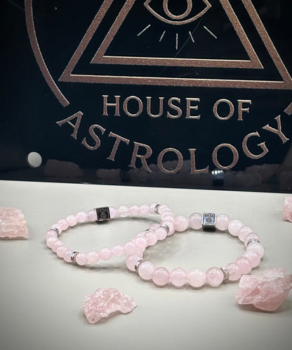 Нежна ръчно изработена гривна от истински розов кварц в пастелни тонове, идеално ежедневно дамско бижу за привличане на любов.