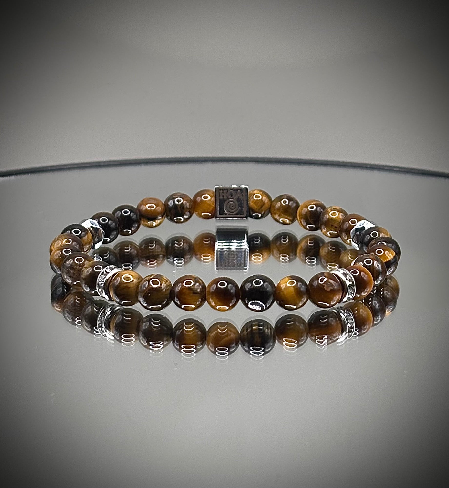 Стилна гривна талисман от естествено тигрово око със специфични златисто-кафяви отблясъци, създадена за лична защита и успех.