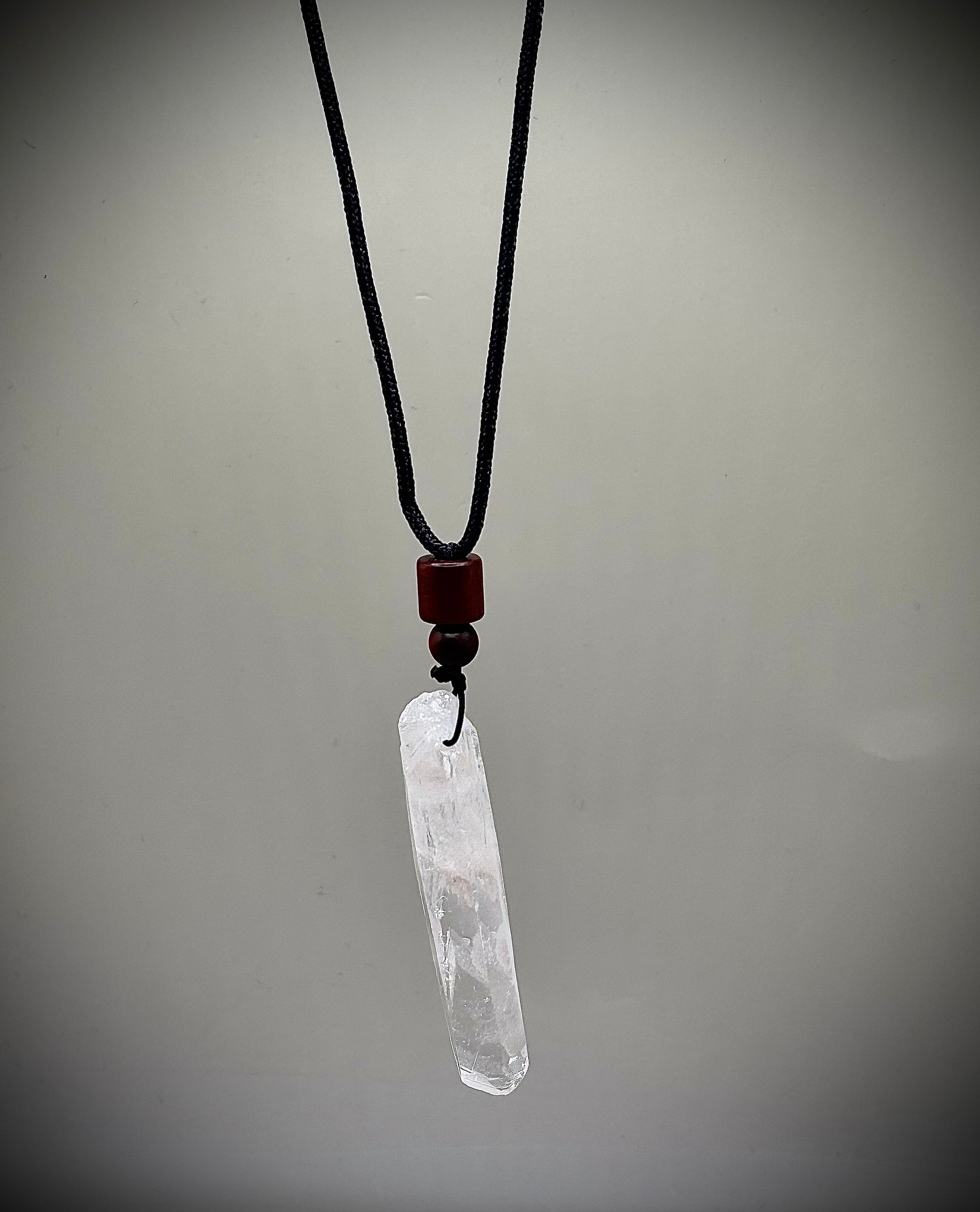 Луксозно енергийно бижу, мъжко колие  от естествен планински кристал – ексклузивна колекция Лемурия на House of Astrology.