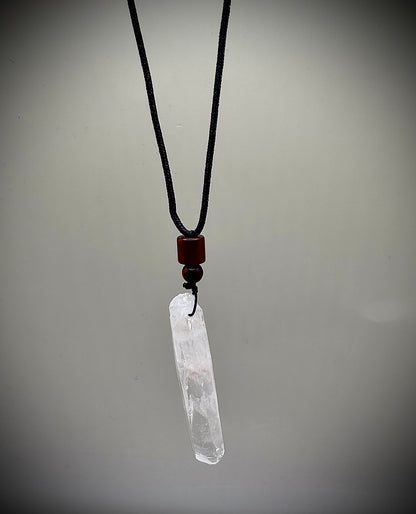 Луксозно енергийно бижу, мъжко колие  от естествен планински кристал – ексклузивна колекция Лемурия на House of Astrology.