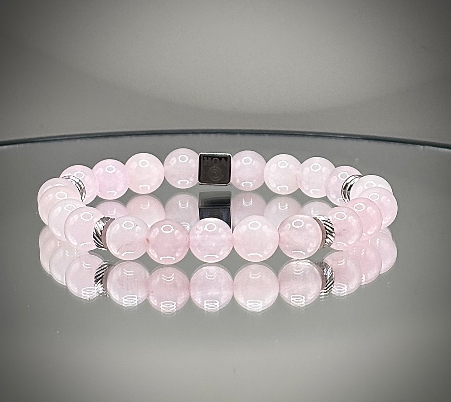 Нежна ръчно изработена гривна от истински розов кварц в пастелни тонове, идеално ежедневно дамско бижу за привличане на любов.