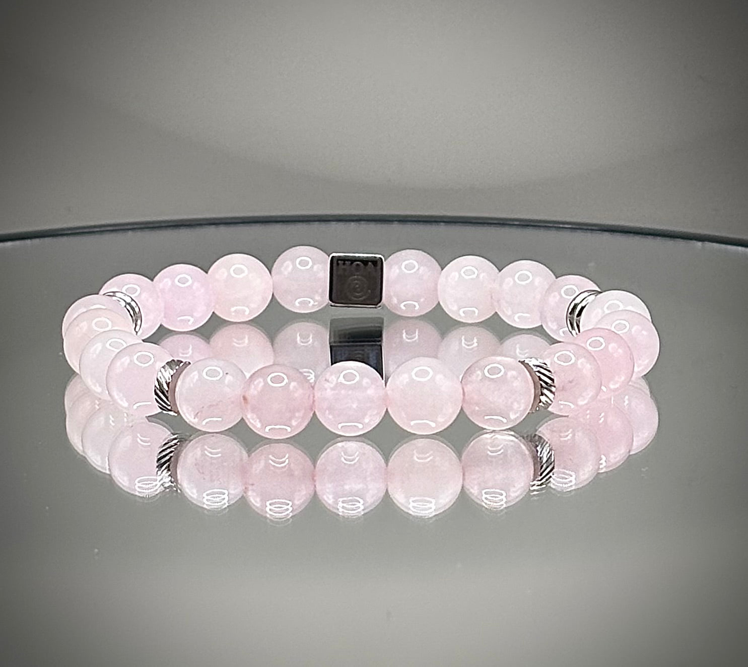 Нежна ръчно изработена гривна от истински розов кварц в пастелни тонове, идеално ежедневно дамско бижу за привличане на любов.