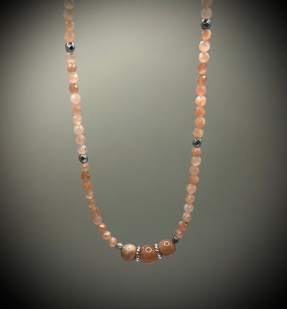 HOA Слънчев камък: Лъчът на Радостта - дамско колие с фасетиран Слънчев камък