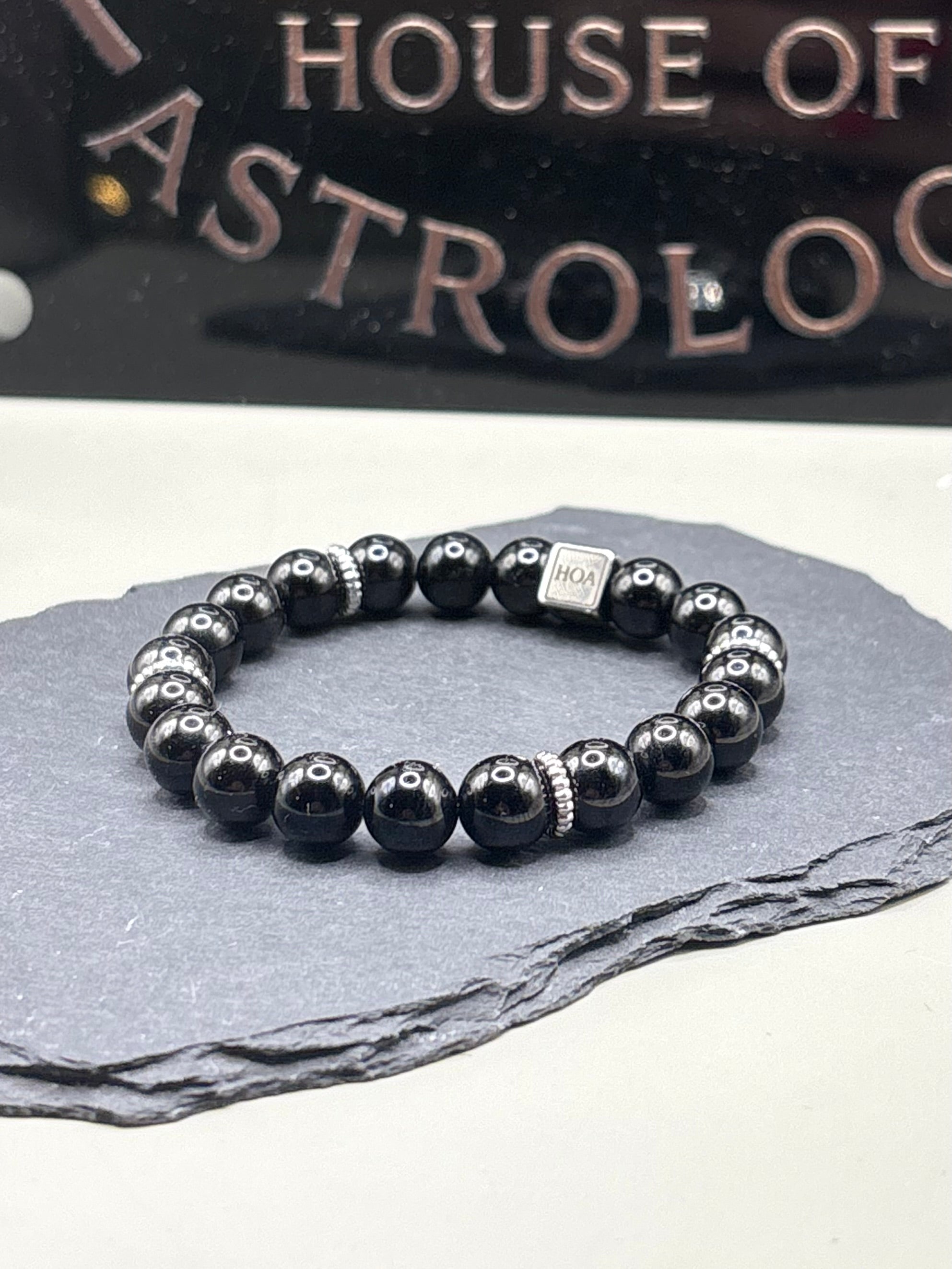 Ръчно изработена гривна с шпинел от House of Astrology. За черният диамант. Част от света на HOA. За обновление на енергията и защита.