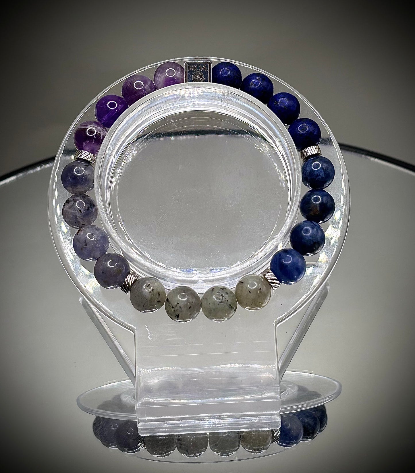 Гривна HOA „Шеста Чакра“ от естествени камъни, ръчно изработена. Лапис лазули, содалит и лабрадорит в дълбока композиция за яснота и фокус.