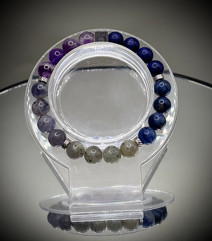 Гривна HOA „Шеста Чакра“ от естествени камъни, ръчно изработена. Лапис лазули, содалит и лабрадорит в дълбока композиция за яснота и фокус.