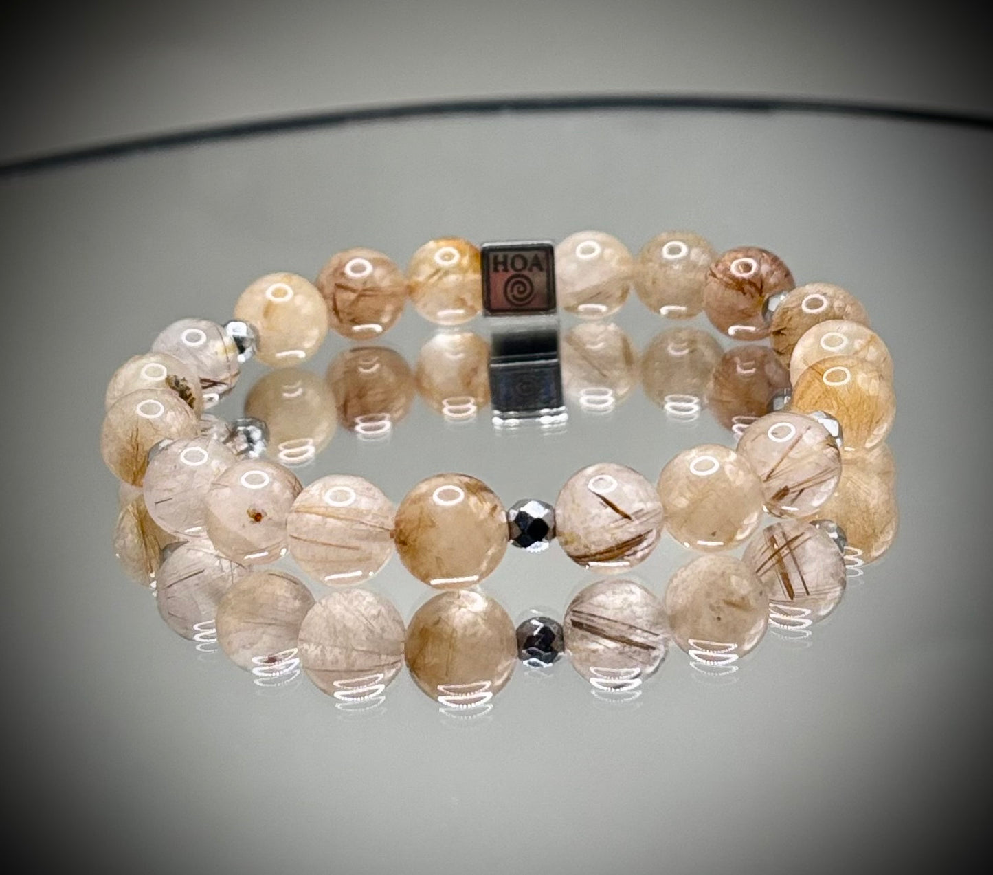 Гривна HOA „Рутилов кварц“ от естествени камъни, ръчно изработена. Висок клас рутилов кварц в светъл и изразителен стил.