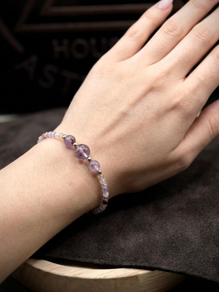 Луксозна дамска гривна от рядък камък Мелодит (Super Seven) с фасетирани кристали и елементи от медицинска стомана. Артефакт за духовно пробуждане от колекция Lemurian Bloodline на House of Astrology.