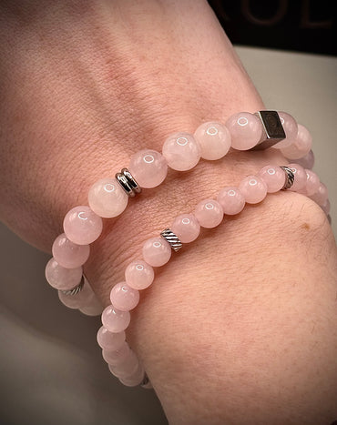 Нежна ръчно изработена гривна от истински розов кварц в пастелни тонове, идеално ежедневно дамско бижу за привличане на любов.
