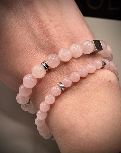 Нежна ръчно изработена гривна от истински розов кварц в пастелни тонове, идеално ежедневно дамско бижу за привличане на любов.