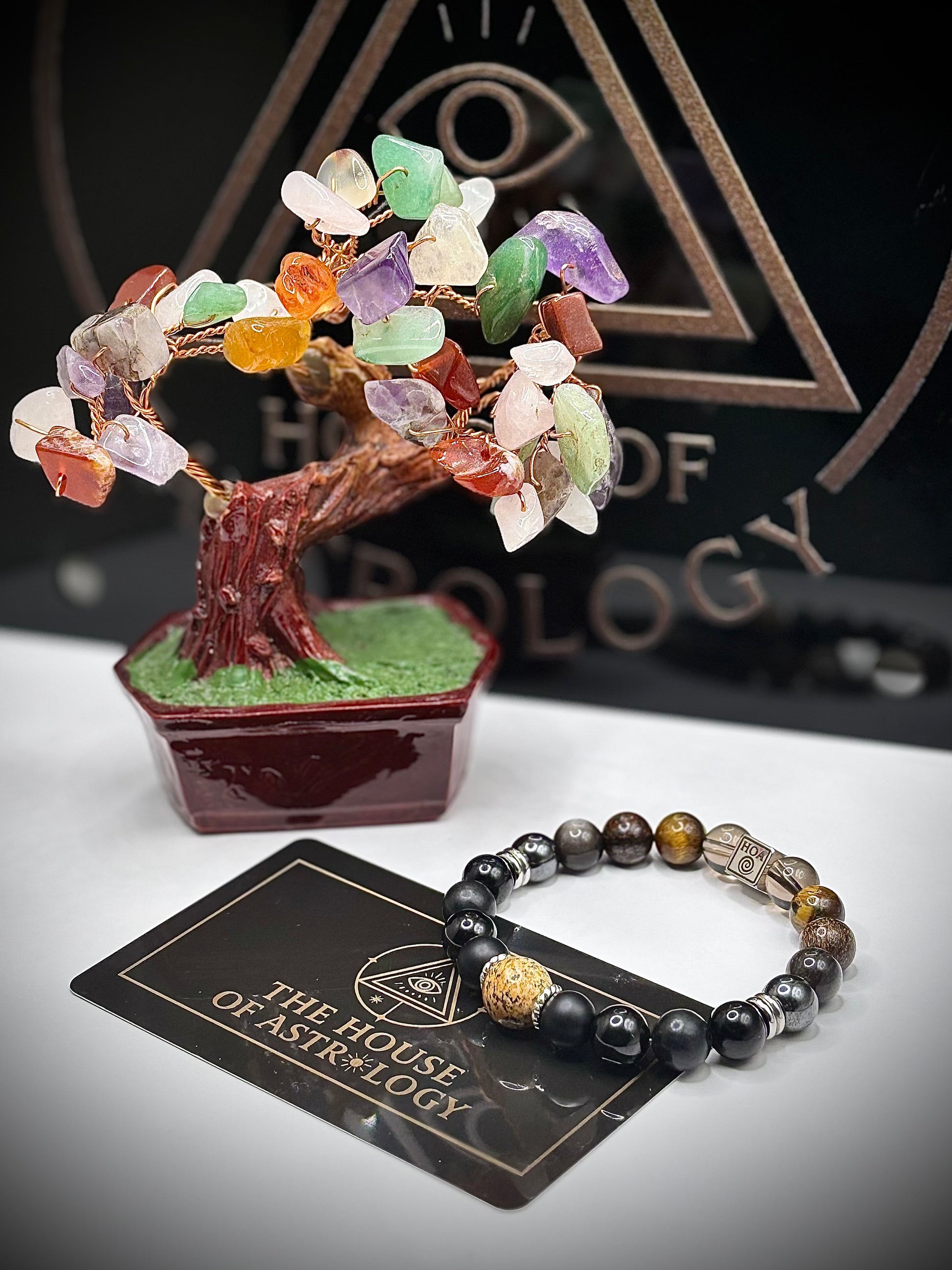 Гривна HOA „Земна Звезда“ от естествени камъни, ръчно изработена. Оникс, опушен кварц и турмалин в силна композиция за стабилност и заземяване.