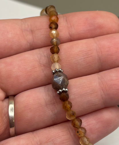 HOA Ахат & Лабрадорит: Пътят на Пазителя - дамско колие с фасетиран Ахат и централен кафяв Лабрадорит