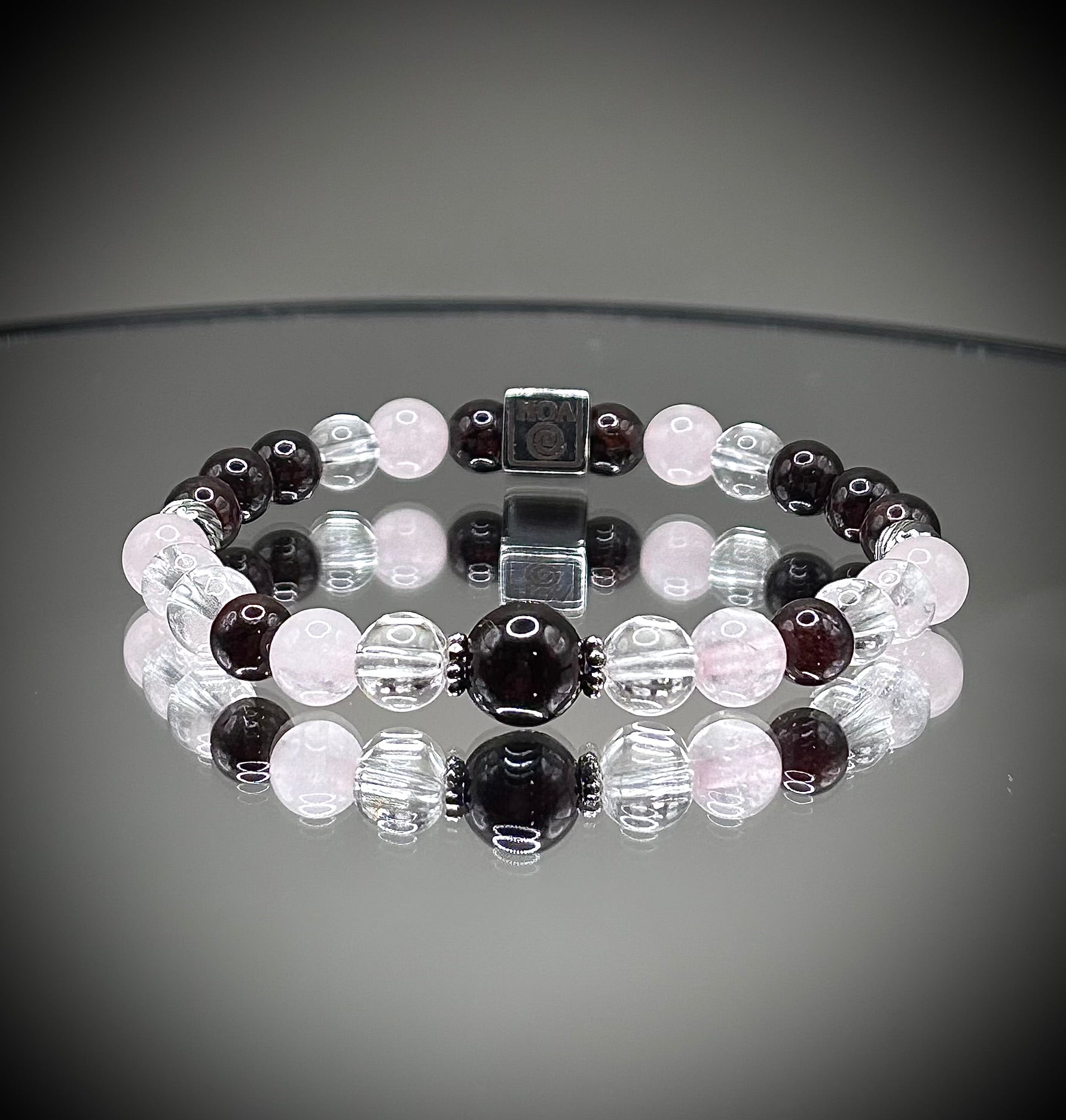 Гривна HOA „Дуална Същност“ от естествени камъни, ръчно изработена. Гранат, розов кварц и планински кристал в балансирана композиция.