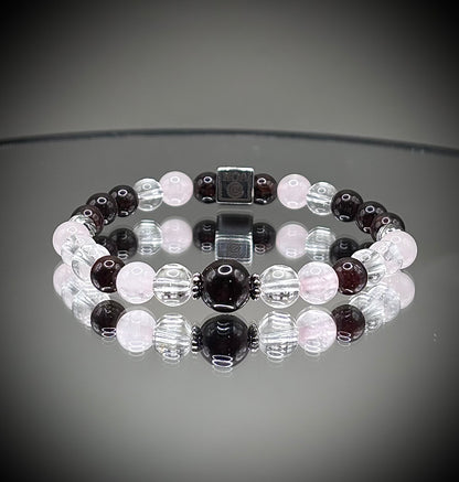 Гривна HOA „Дуална Същност“ от естествени камъни, ръчно изработена. Гранат, розов кварц и планински кристал в балансирана композиция.