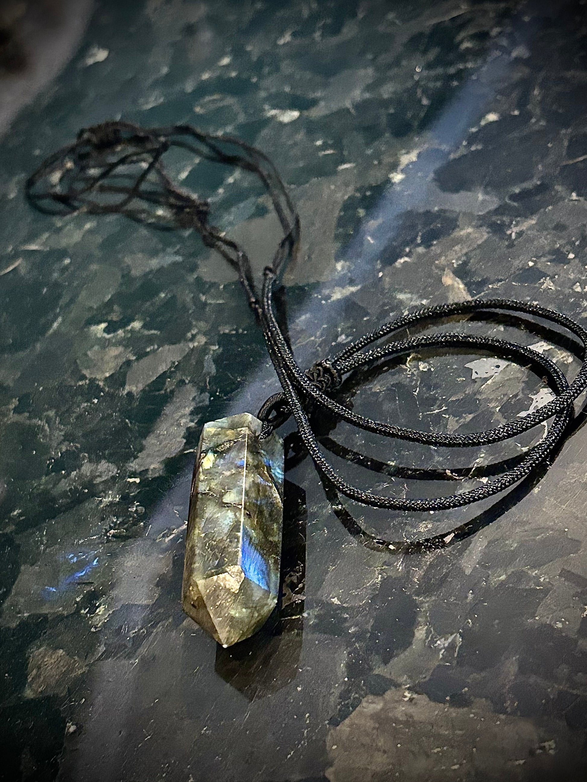 Луксозно енергийно бижу, мъжко колие от естествен лабрадорит – ексклузивна колекция Лемурия на House of Astrology.