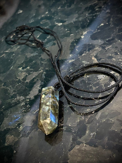 Луксозно енергийно бижу, мъжко колие от естествен лабрадорит – ексклузивна колекция Лемурия на House of Astrology.