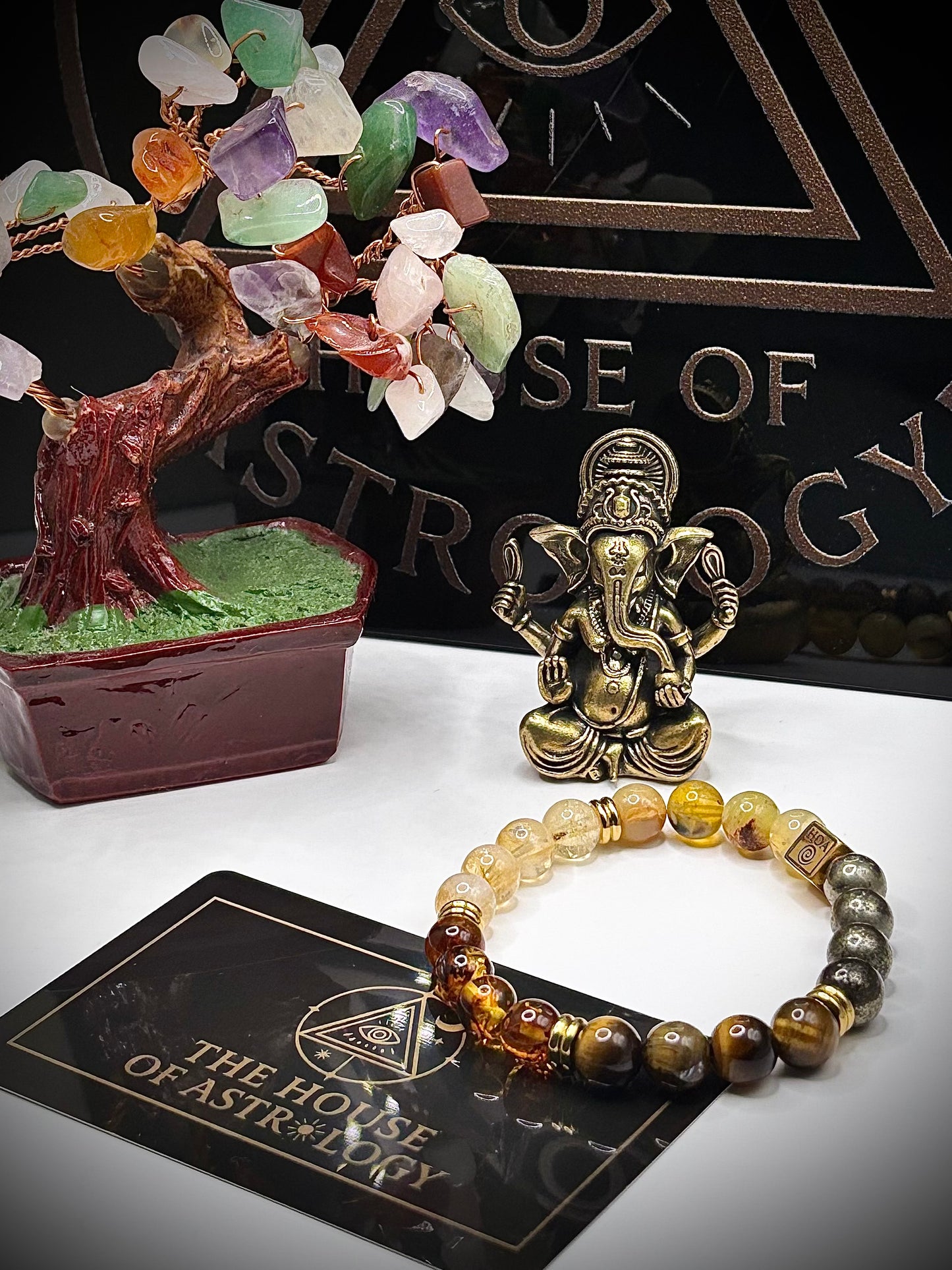 Гривна HOA „Трета Чакра“ от естествени камъни, ръчно изработена. Цитрин, пирит и тигрово око в енергична композиция за сила и увереност.