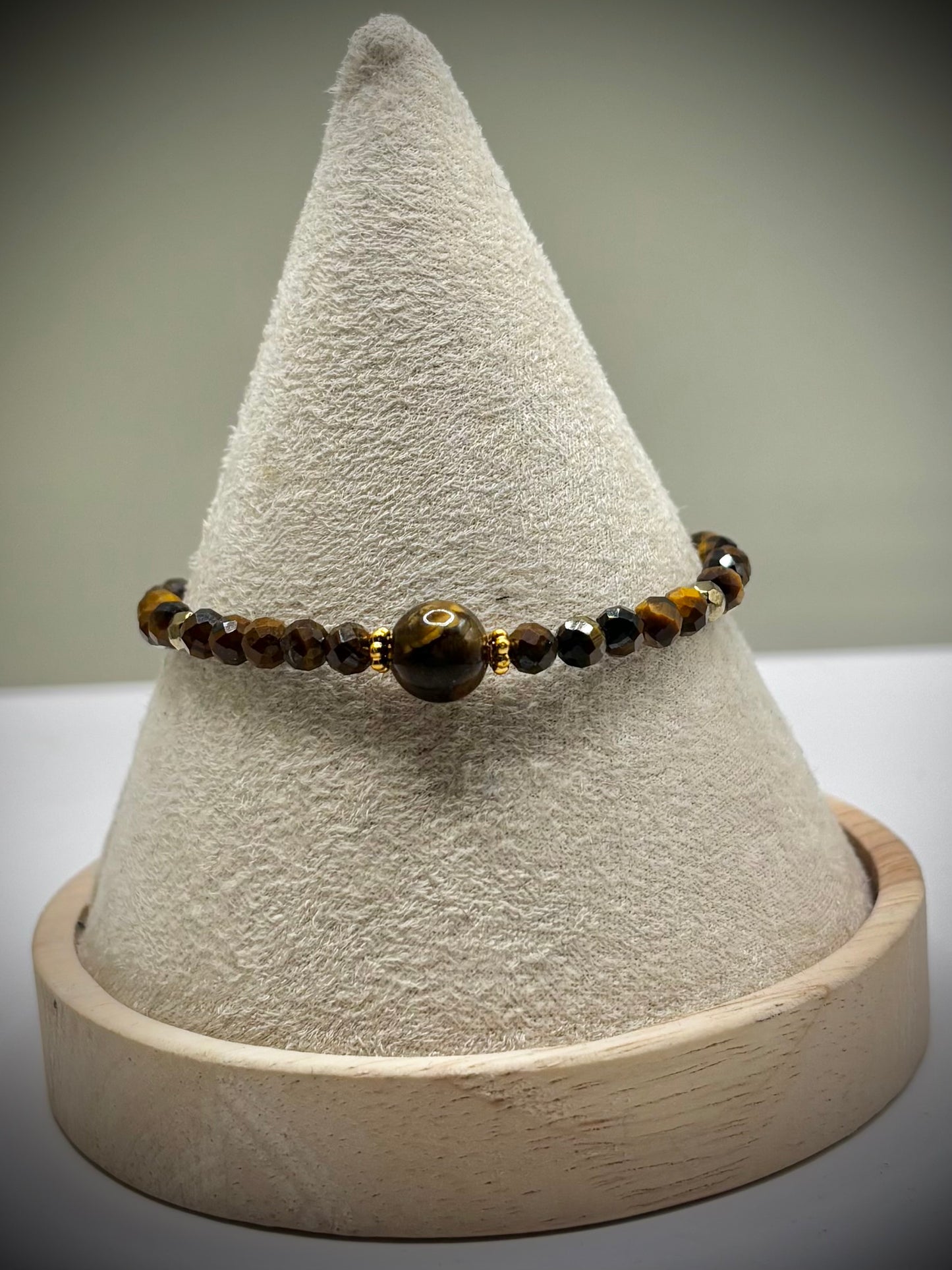 HOA Тигрово око: Златна Решителност - дамска гривна с фасетирано Тигрово око