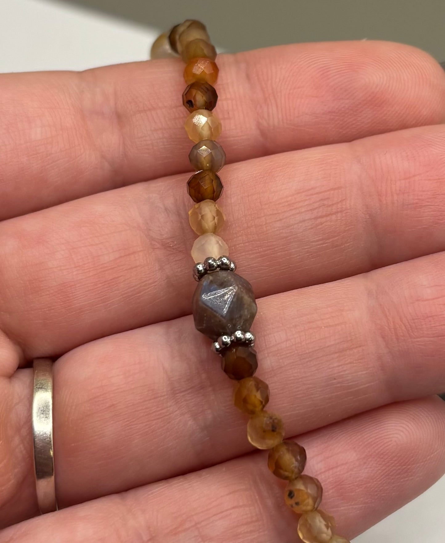 HOA Ахат & Лабрадорит: Пътят на Пазителя - дамска гривна с фасетиран Ахат и централен кафяв Лабрадорит