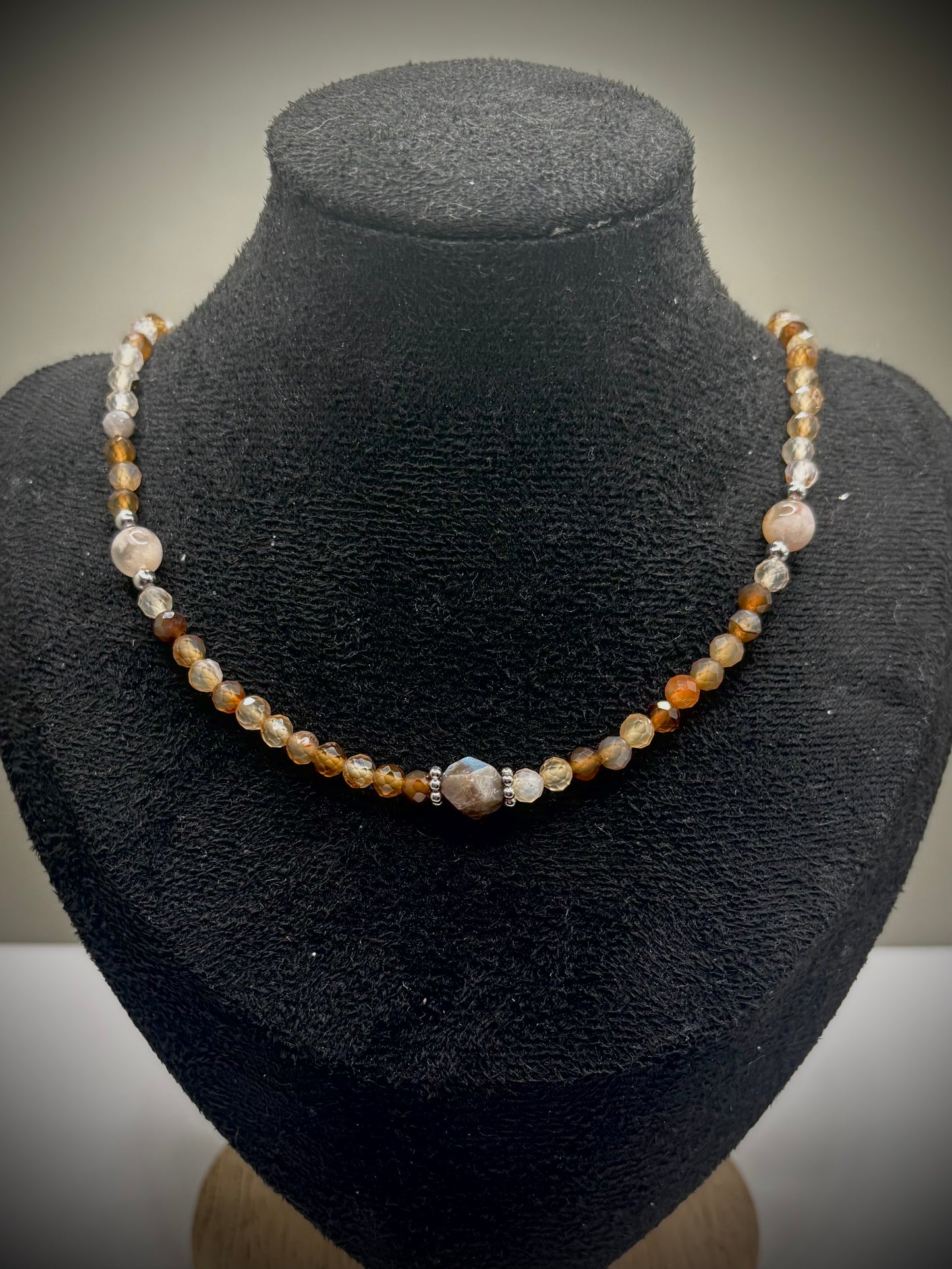 HOA Ахат & Лабрадорит: Пътят на Пазителя - дамско колие с фасетиран Ахат и централен кафяв Лабрадорит