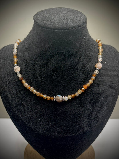 HOA Ахат & Лабрадорит: Пътят на Пазителя - дамско колие с фасетиран Ахат и централен кафяв Лабрадорит