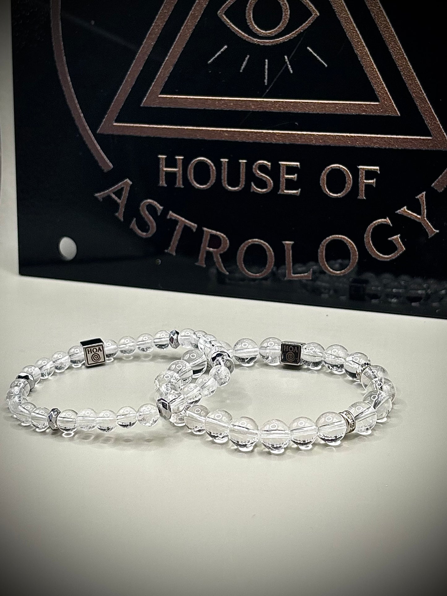 Изчистена минималистична гривна от напълно прозрачен планински кристал, универсално бижу за енергиен баланс и елегантна визия.