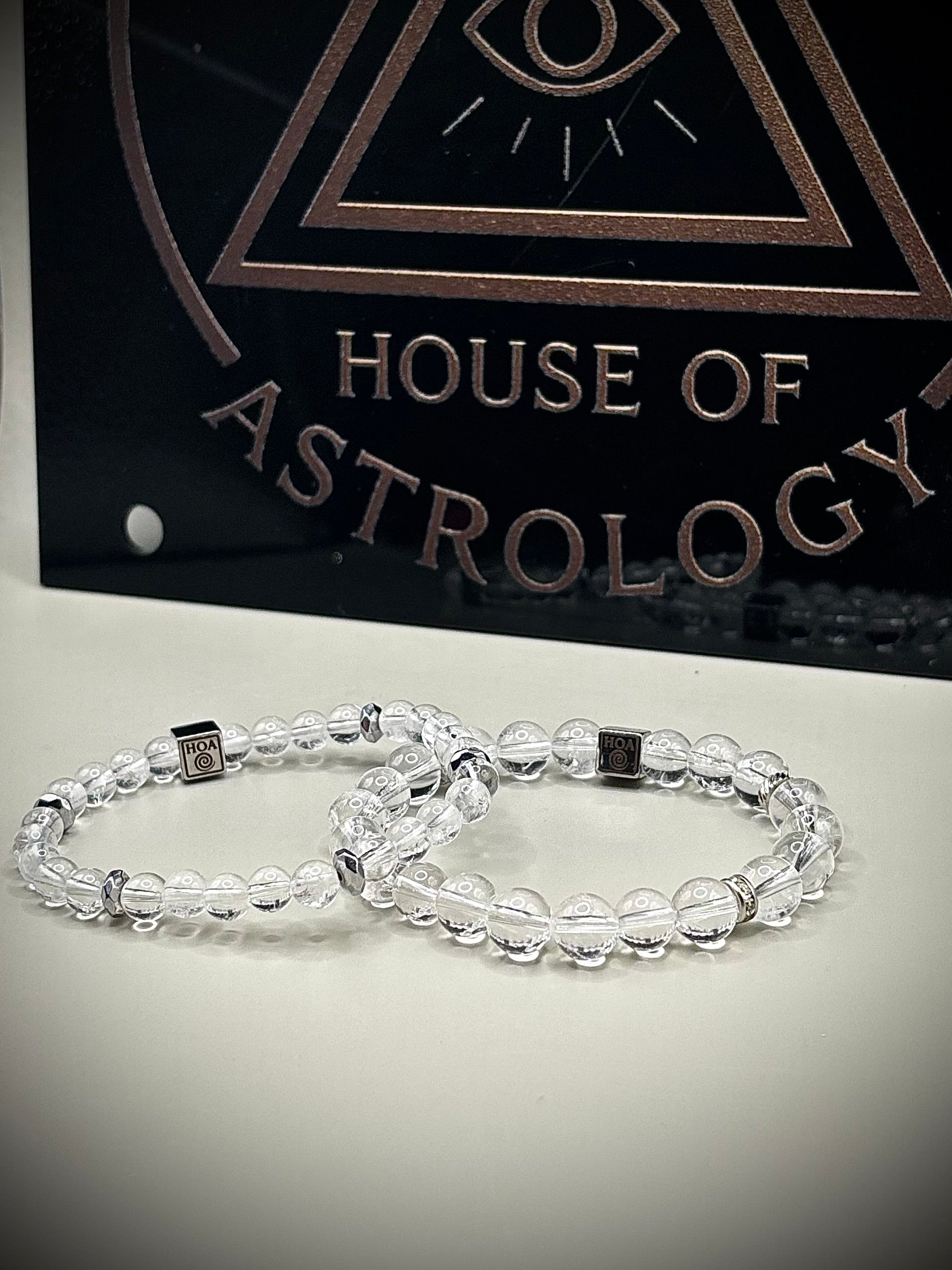 Изчистена минималистична гривна от напълно прозрачен планински кристал, универсално бижу за енергиен баланс и елегантна визия.