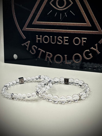 Изчистена минималистична гривна от напълно прозрачен планински кристал, универсално бижу за енергиен баланс и елегантна визия.