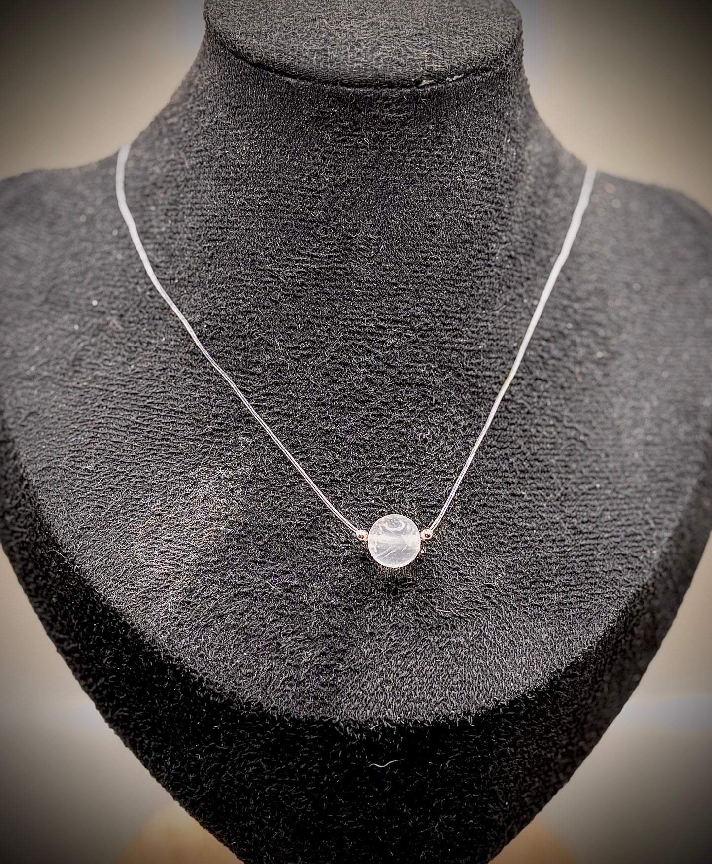 Лимитирана подаръчна кутия HOA от естествени камъни, ръчно изработена. Комплект с розов кварц – колие, гривна и кристал в луксозна композиция.